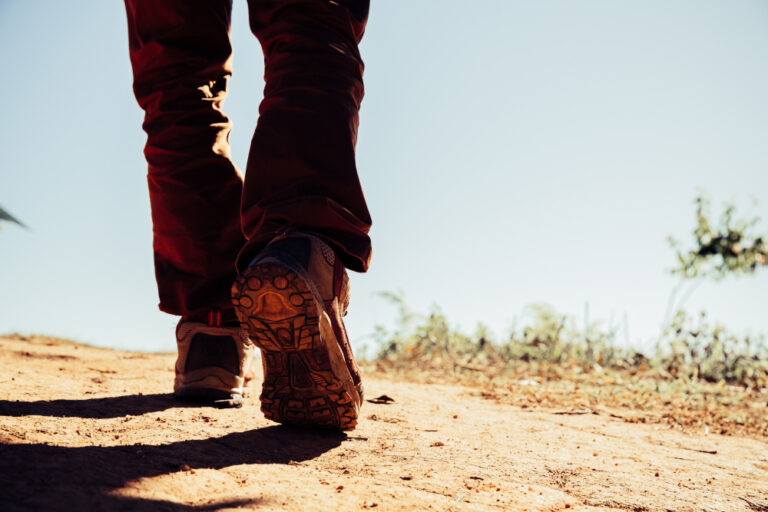 sequía migrante caminar senderismo desierto campo