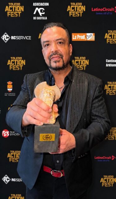 El director y abogado Mario Dávila con El Quijote reconocimiento obtenido en el Toledo Action Fest.